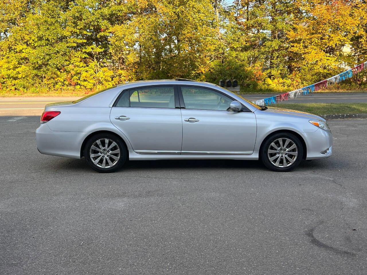 Used 2011 Toyota Avalon Limited image 6