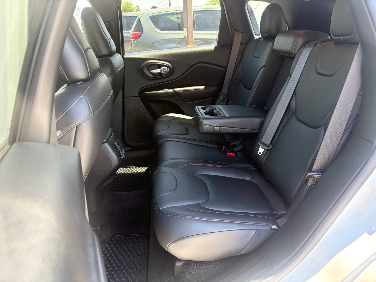 Used 2016 Jeep Cherokee Trailhawk w/ Comfort/Convenience Group AWD/4WD image 13