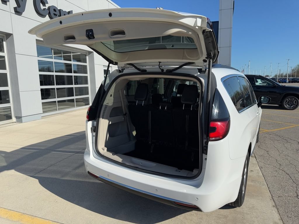 Used 2023 Chrysler Pacifica Limited FWD image 19