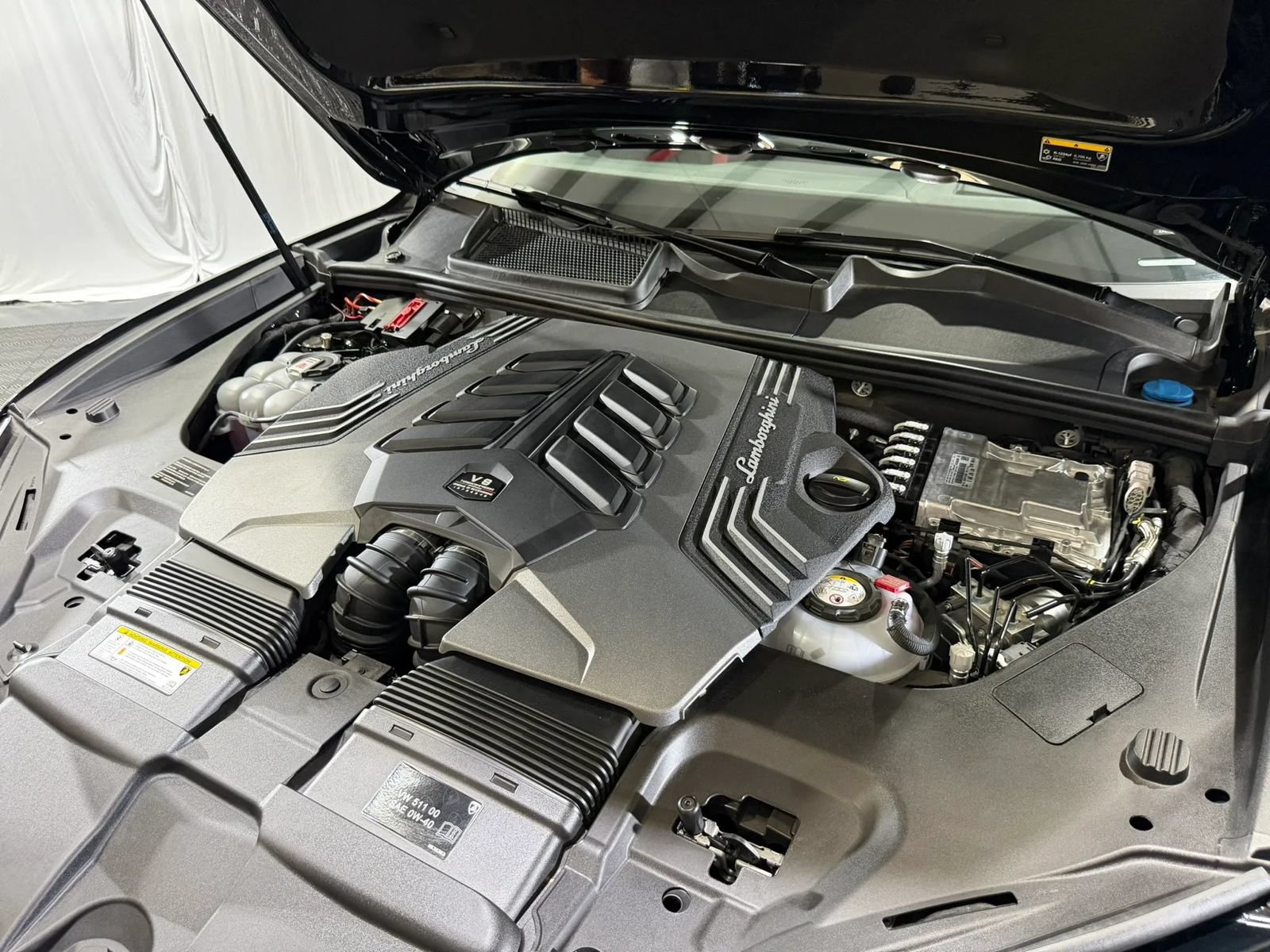 Used 2025 Lamborghini Urus SE AWD/4WD image 35