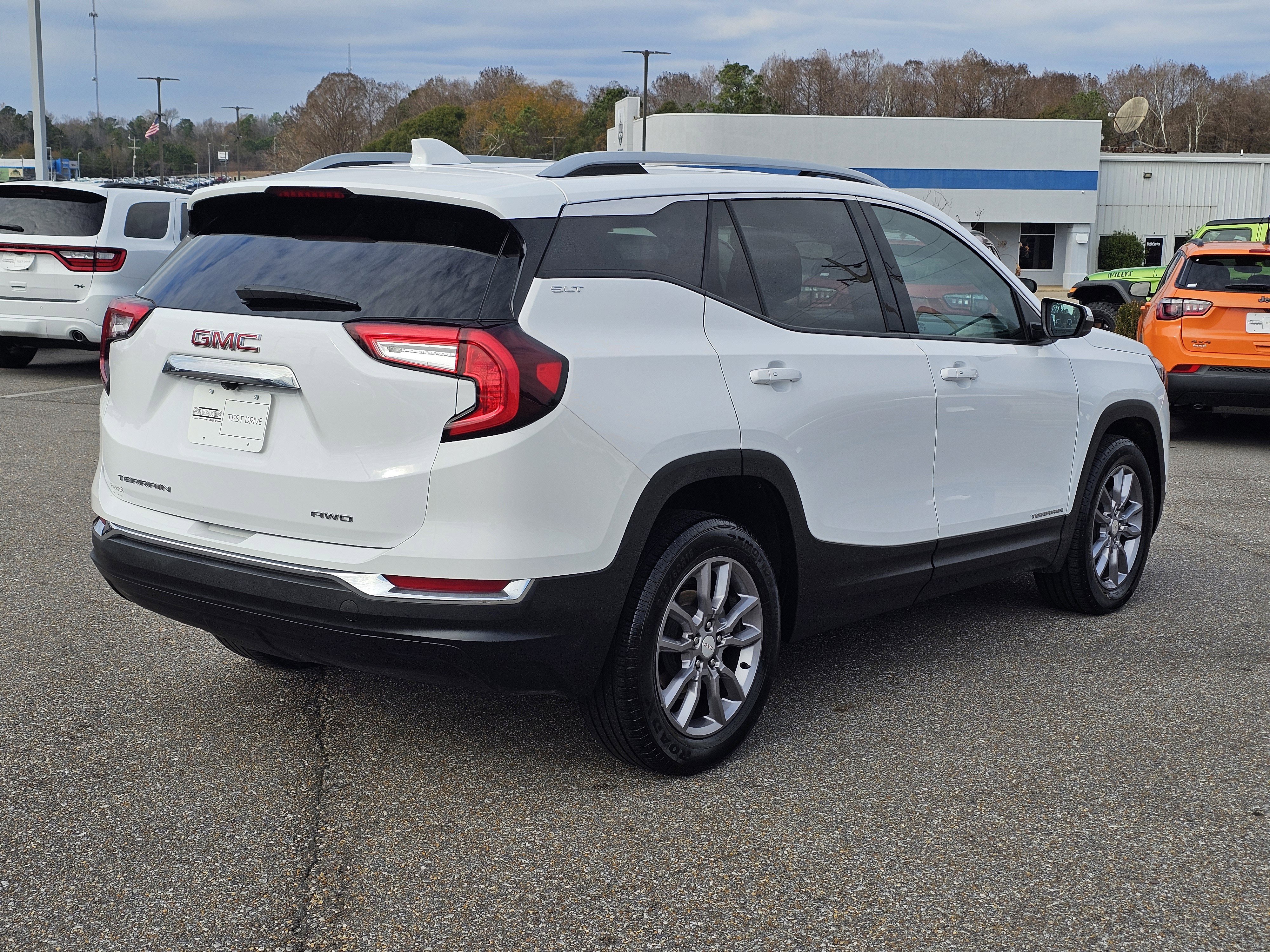 Used 2024 GMC Terrain SLT image 8