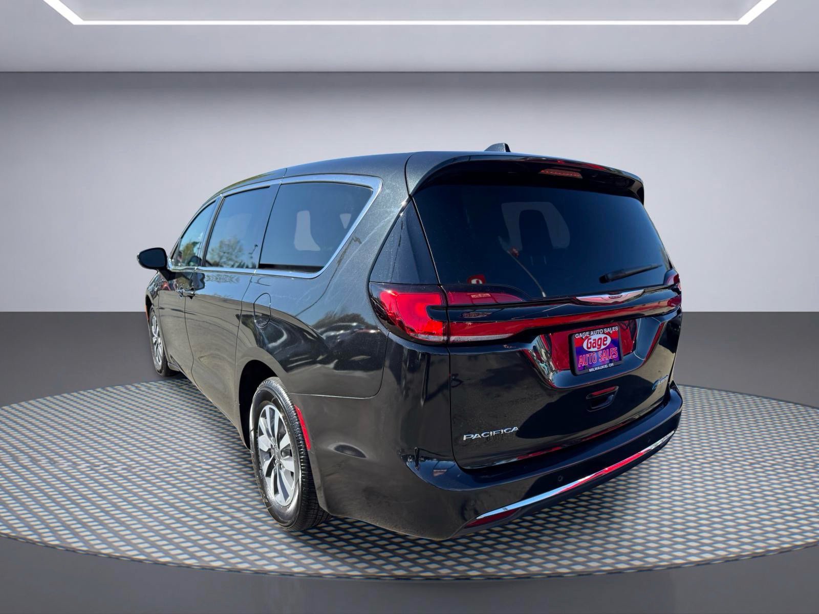 Used 2023 Chrysler Pacifica Touring-L FWD image 4