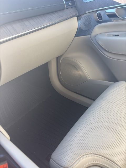 Used 2023 Volvo XC90 T8 Ultimate w/ Lounge Package image 17