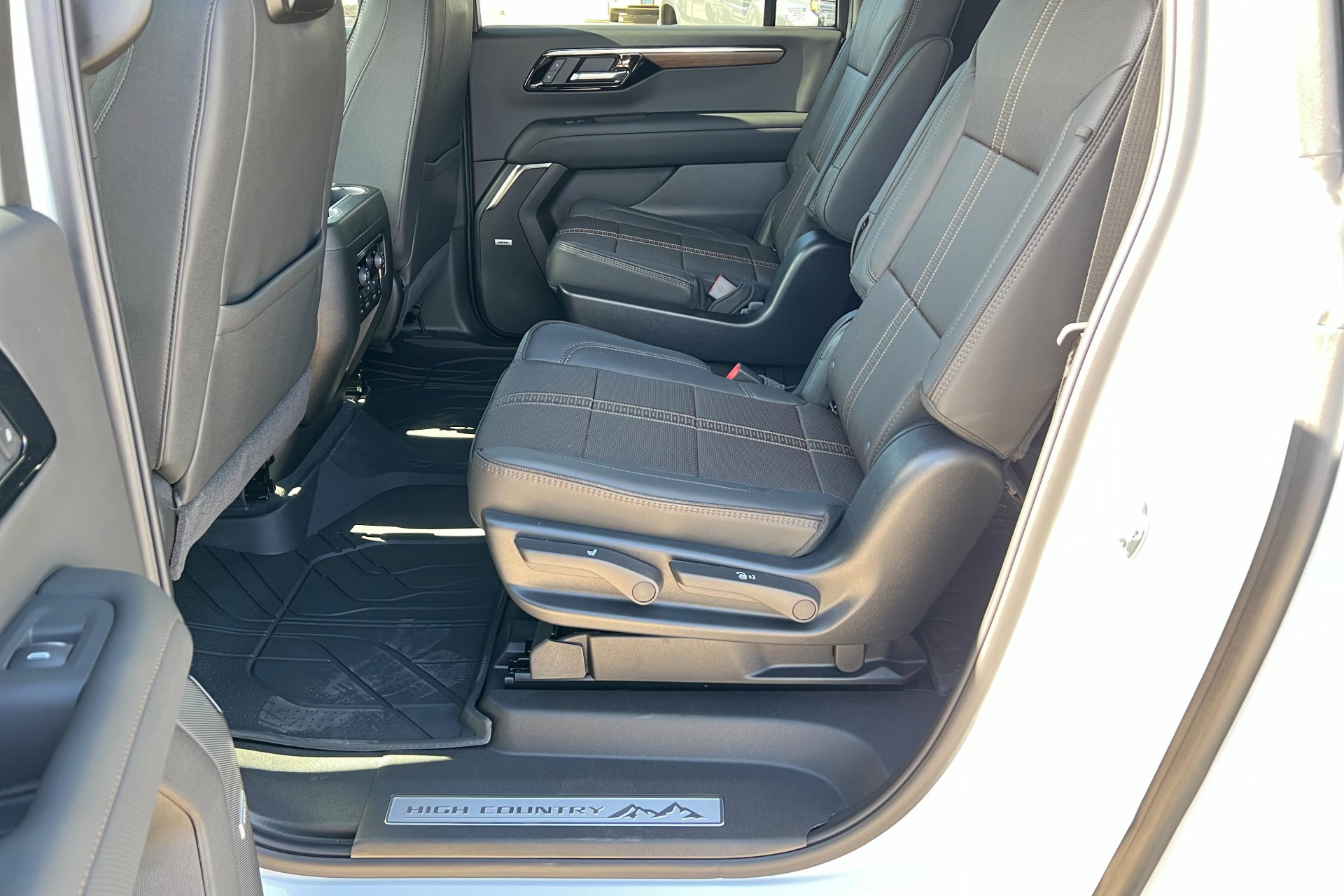 New 2026 Chevrolet Suburban High Country image 22