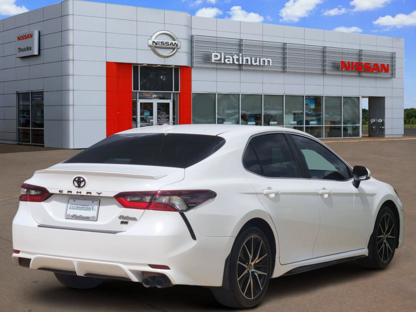 Used 2023 Toyota Camry SE w/ Convenience Package FWD image 4