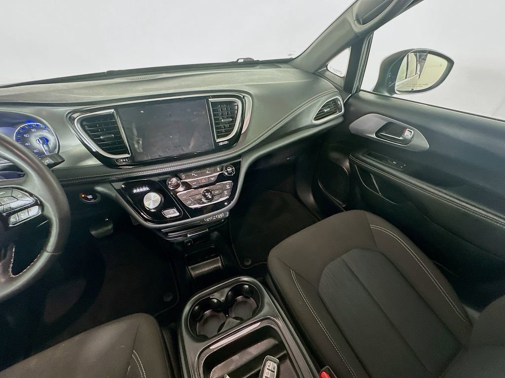 Used 2023 Chrysler Pacifica Touring image 11