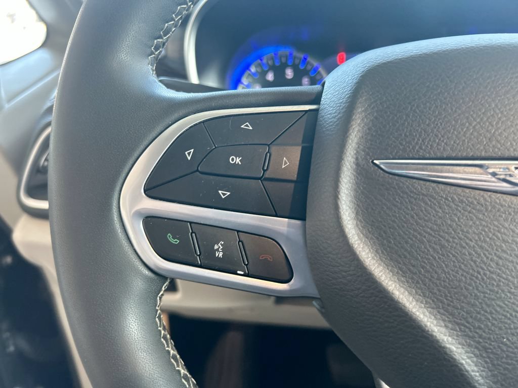 Used 2023 Chrysler Pacifica Limited FWD image 17
