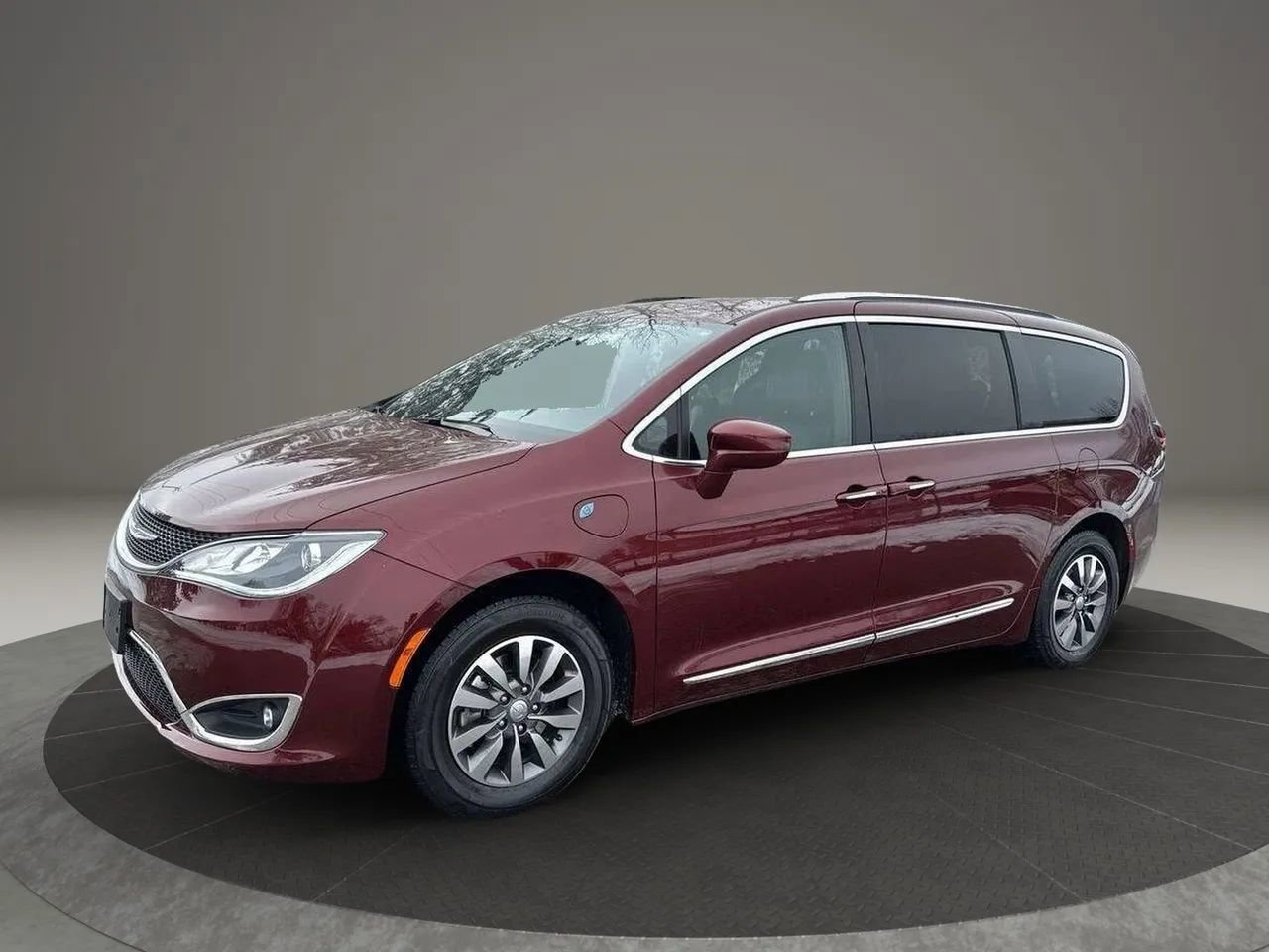 Used 2020 Chrysler Pacifica Touring-L FWD image 2