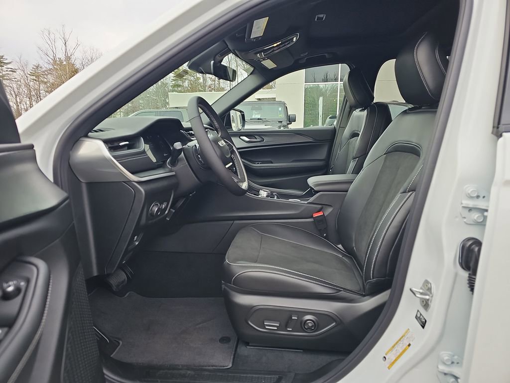 New 2025 Jeep Grand Cherokee Altitude image 12