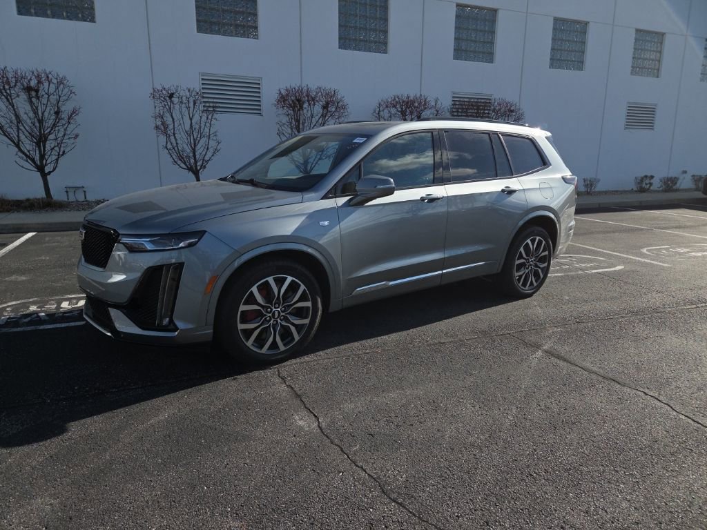 Used 2023 Cadillac XT6 Sport image 2