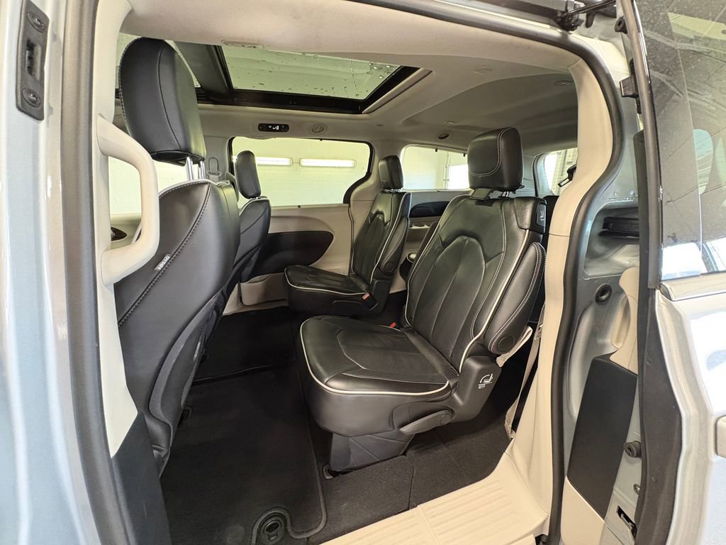 Used 2024 Chrysler Pacifica Limited image 27