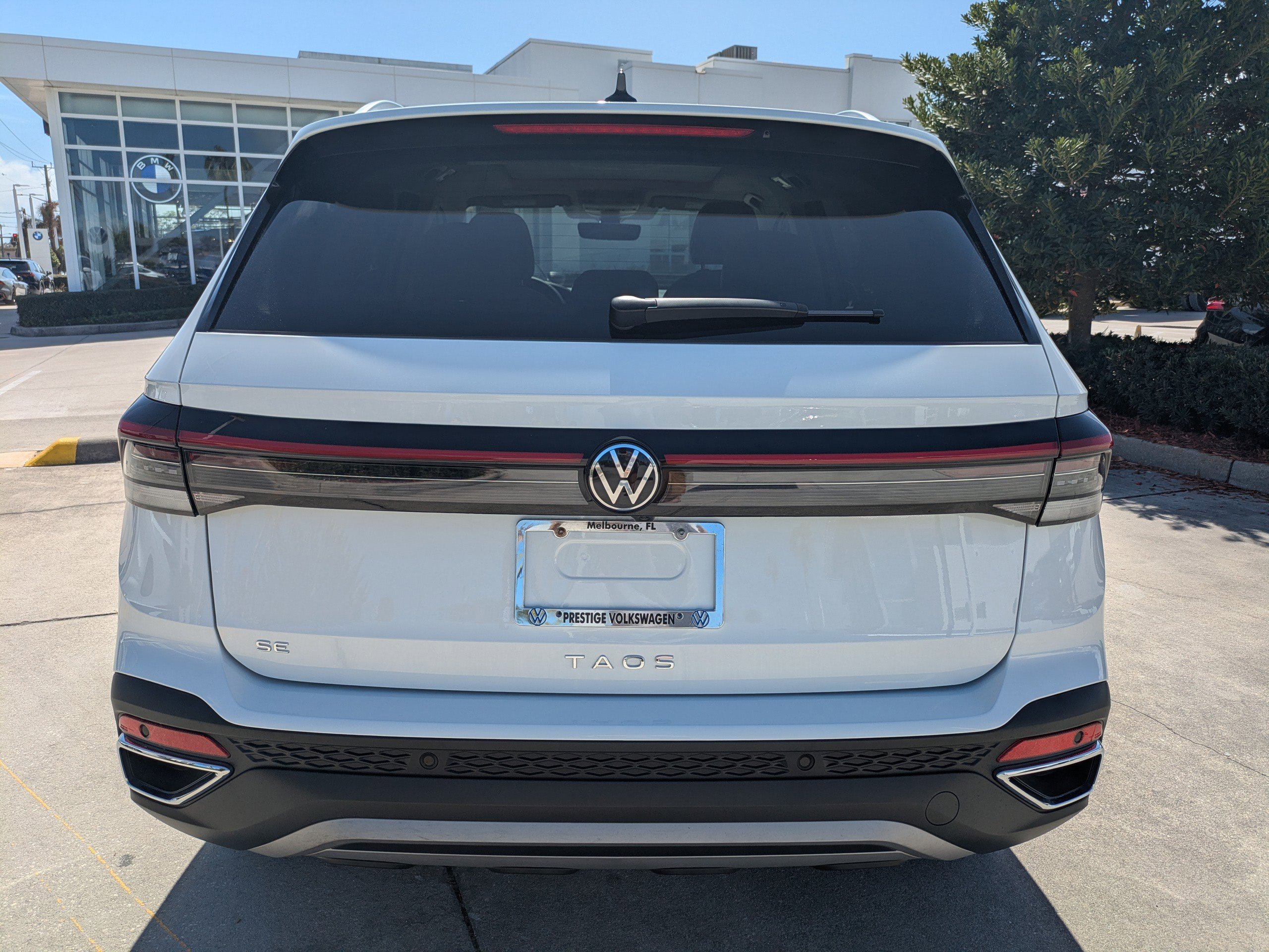 Certified 2025 Volkswagen Taos SE image 5