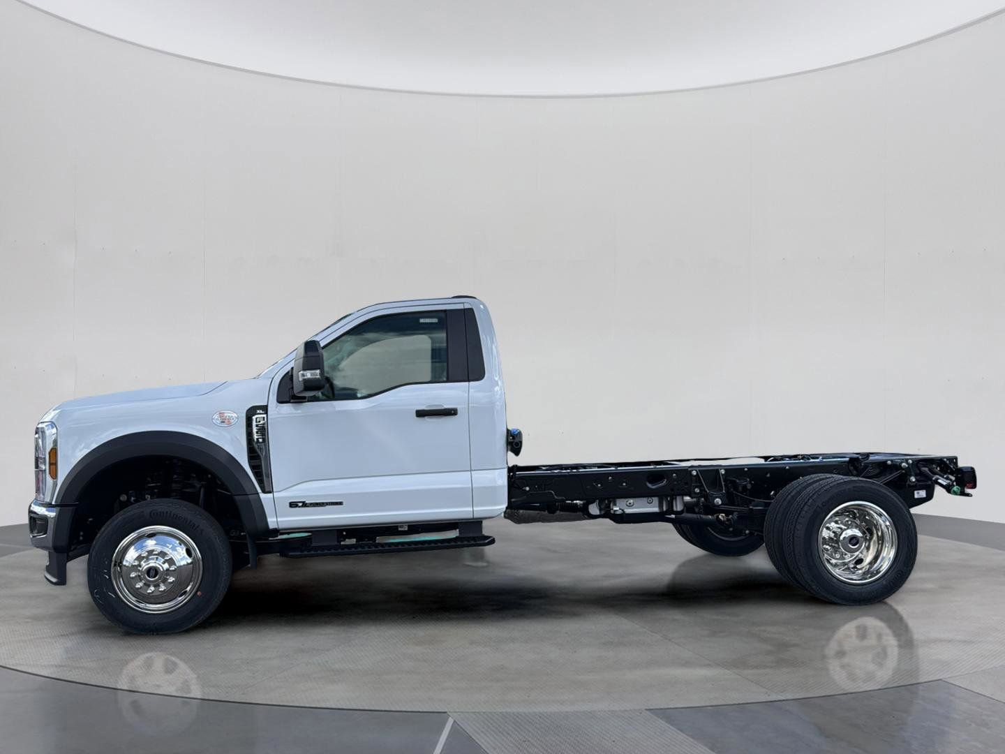 New 2026 Ford F550 4x4 Regular Cab Super Duty w/ XL Chrome Package image 3