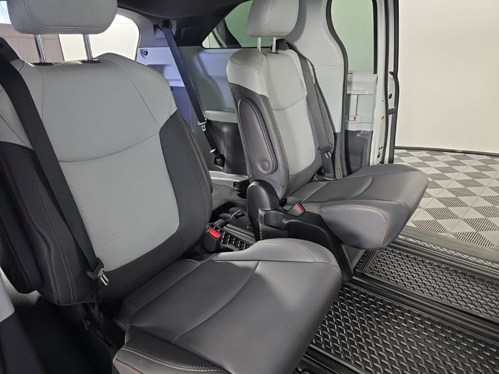 Used 2022 Toyota Sienna XSE AWD/4WD image 38