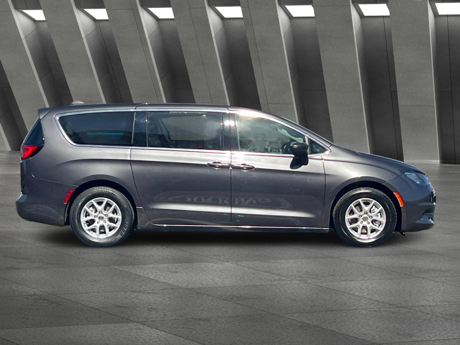 Used 2022 Chrysler Voyager LX FWD image 3