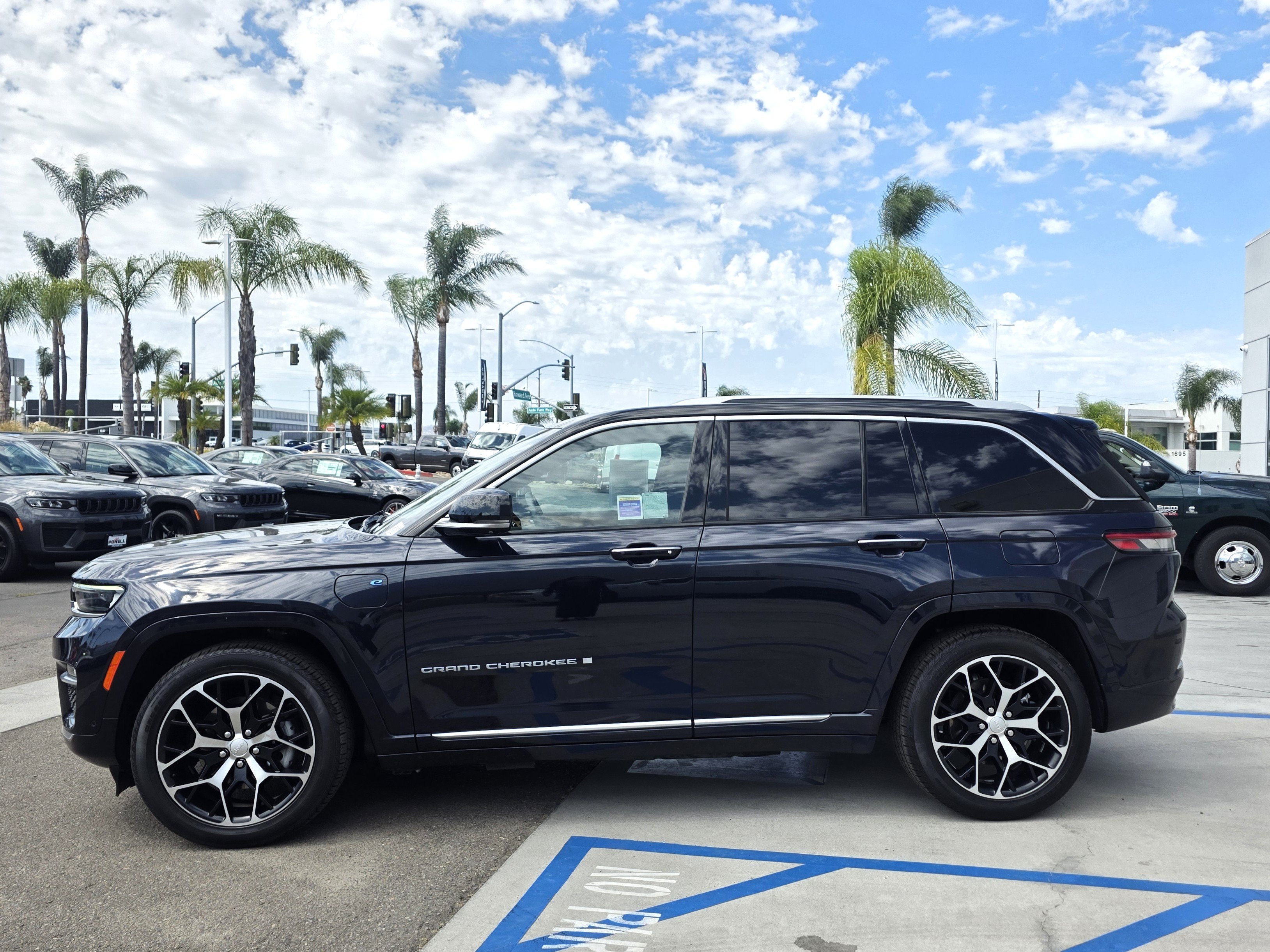 Certified 2022 Jeep Grand Cherokee Summit AWD/4WD image 2