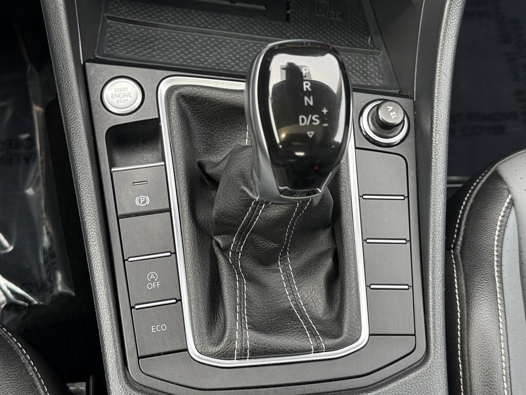 Used 2025 Volkswagen Jetta SE FWD image 17