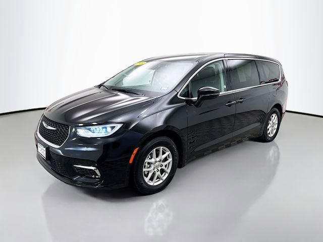 Used 2024 Chrysler Pacifica Touring-L image 3