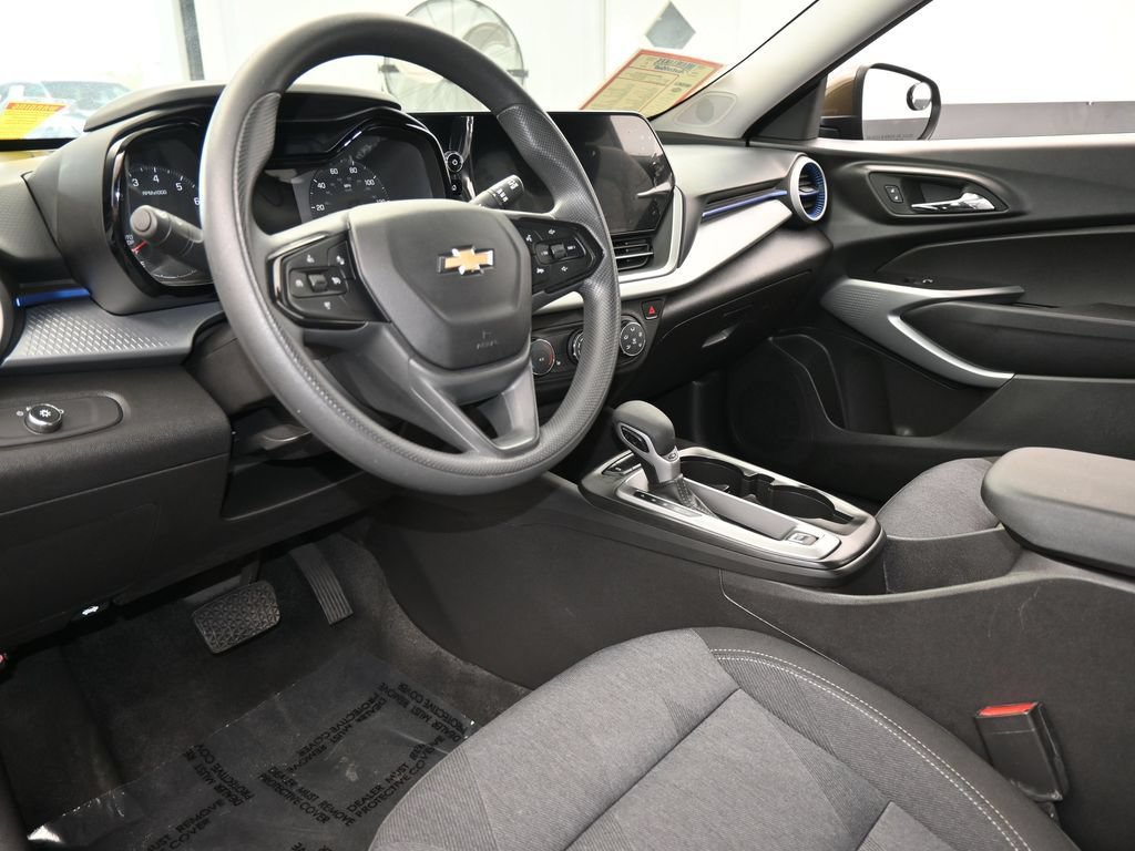 Used 2024 Chevrolet Trax LS w/ LS Convenience Package FWD image 12