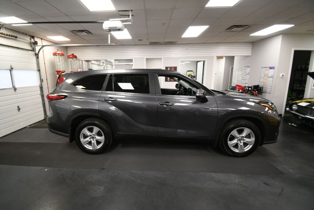Used 2023 Toyota Highlander LE FWD image 8