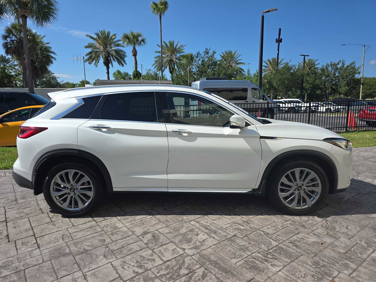 Used 2023 INFINITI QX50 Luxe FWD image 2