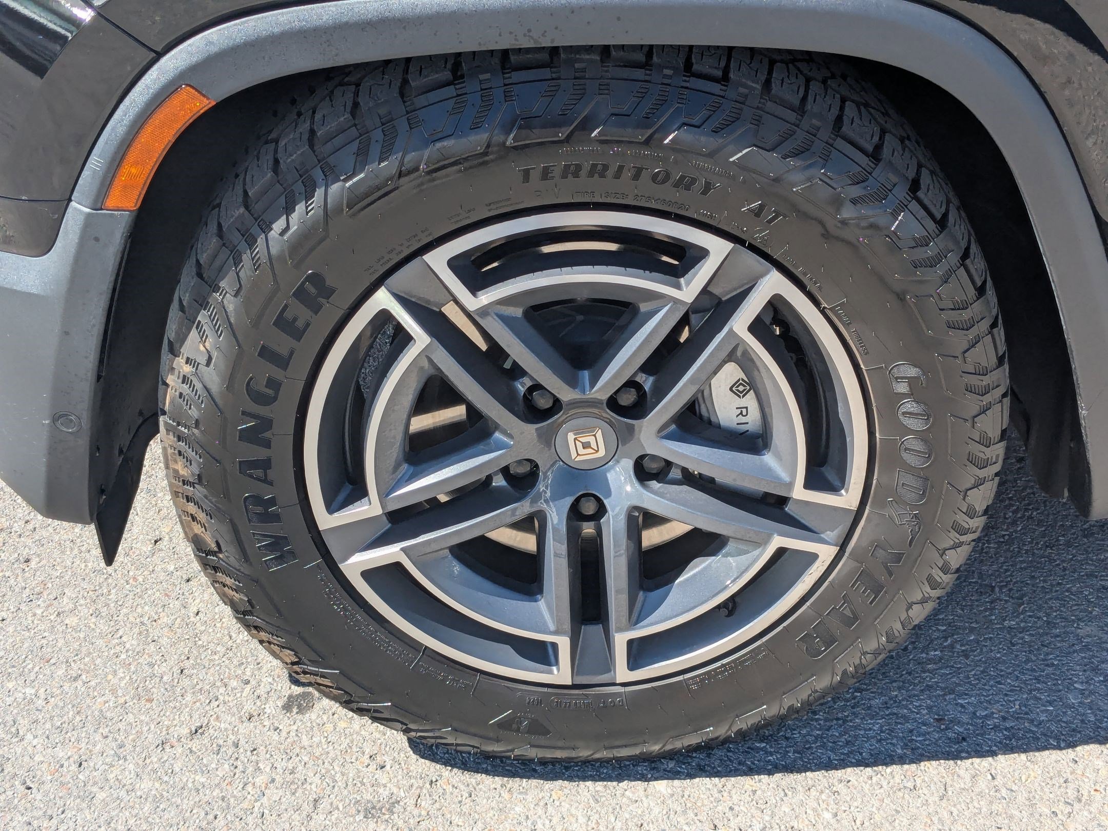 Used 2025 Rivian R1S Adventure AWD/4WD image 15