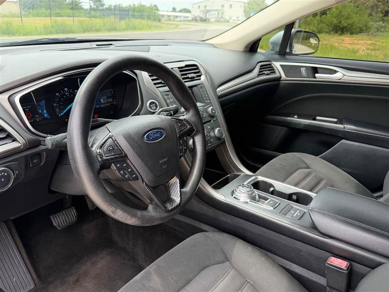 Used 2017 Ford Fusion SE FWD image 9