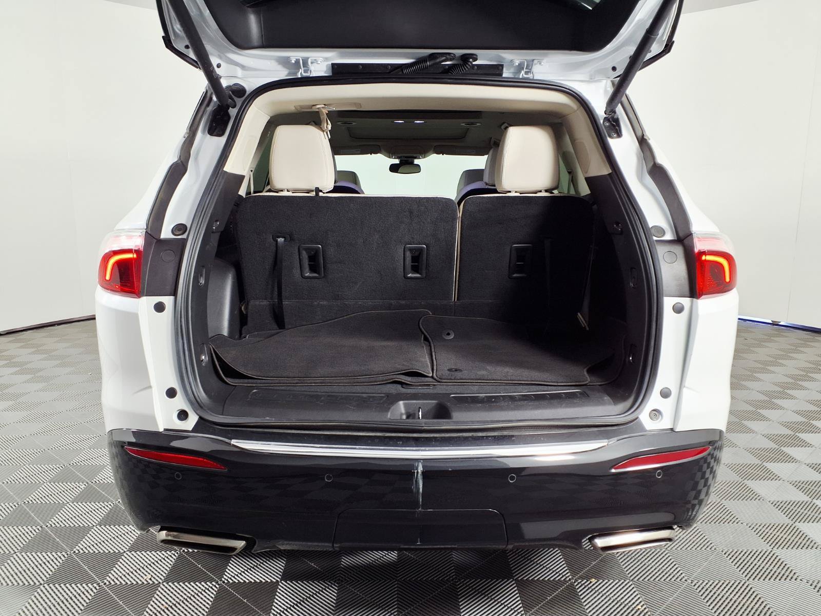 Used 2023 Buick Enclave Essence w/ Experience Buick Package FWD image 8