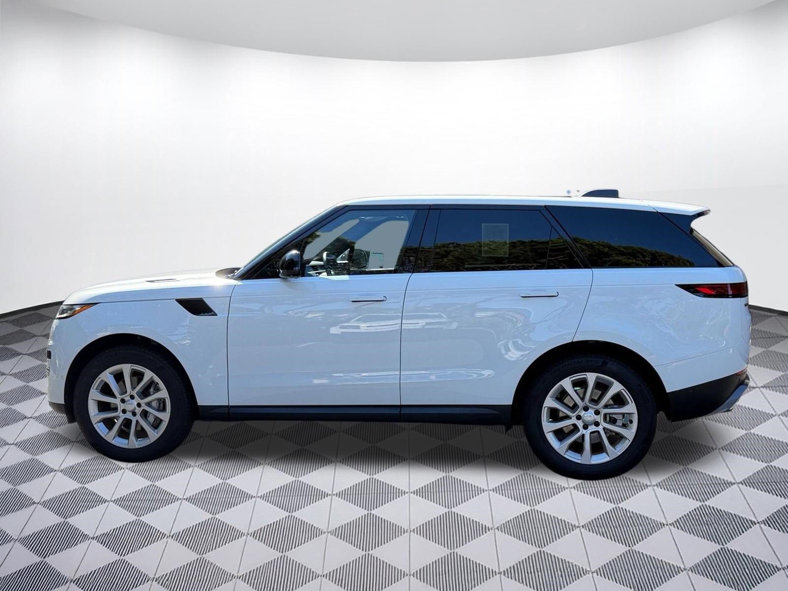 Used 2025 Land Rover Range Rover Sport SE AWD/4WD image 2