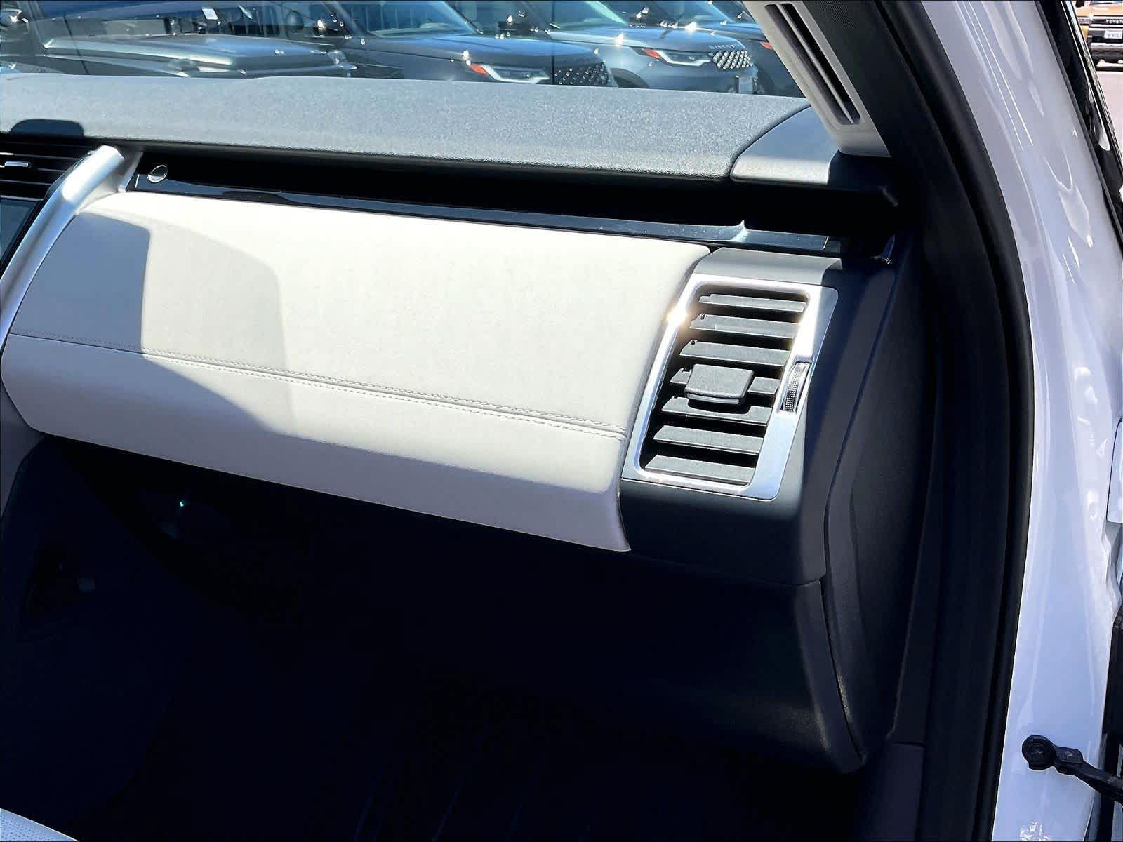 Used 2025 Land Rover Discovery S AWD/4WD image 19