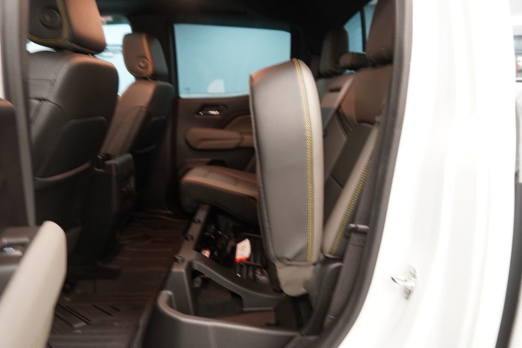 Used 2025 Chevrolet Colorado ZR2 w/ Technology Package AWD/4WD image 29