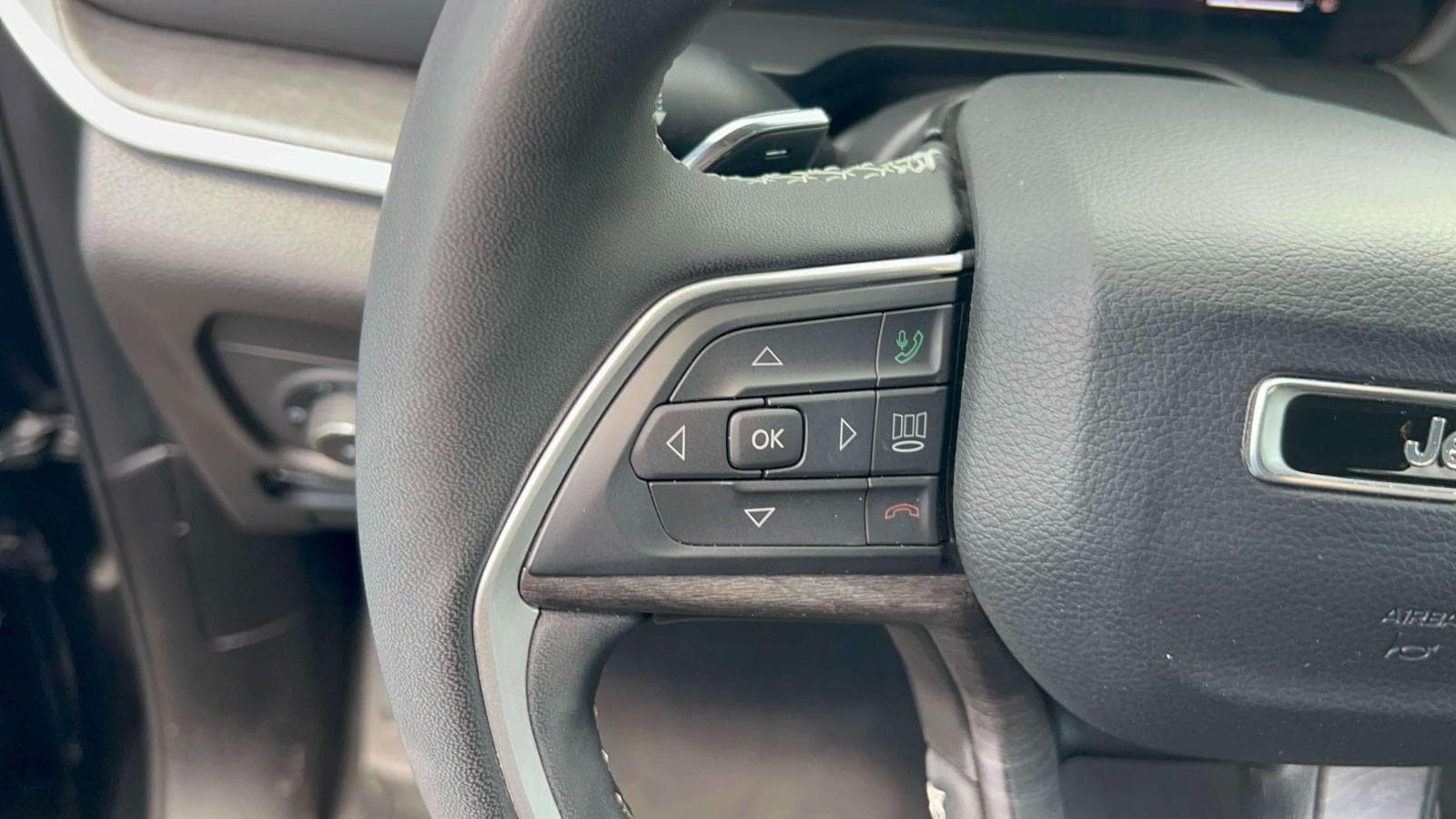 Used 2023 Jeep Grand Cherokee Limited AWD/4WD image 22