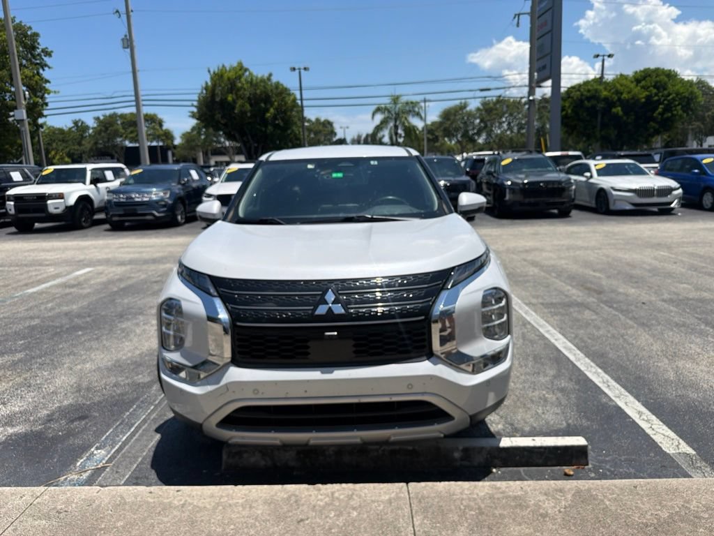 Used 2022 Mitsubishi Outlander SE FWD image 2
