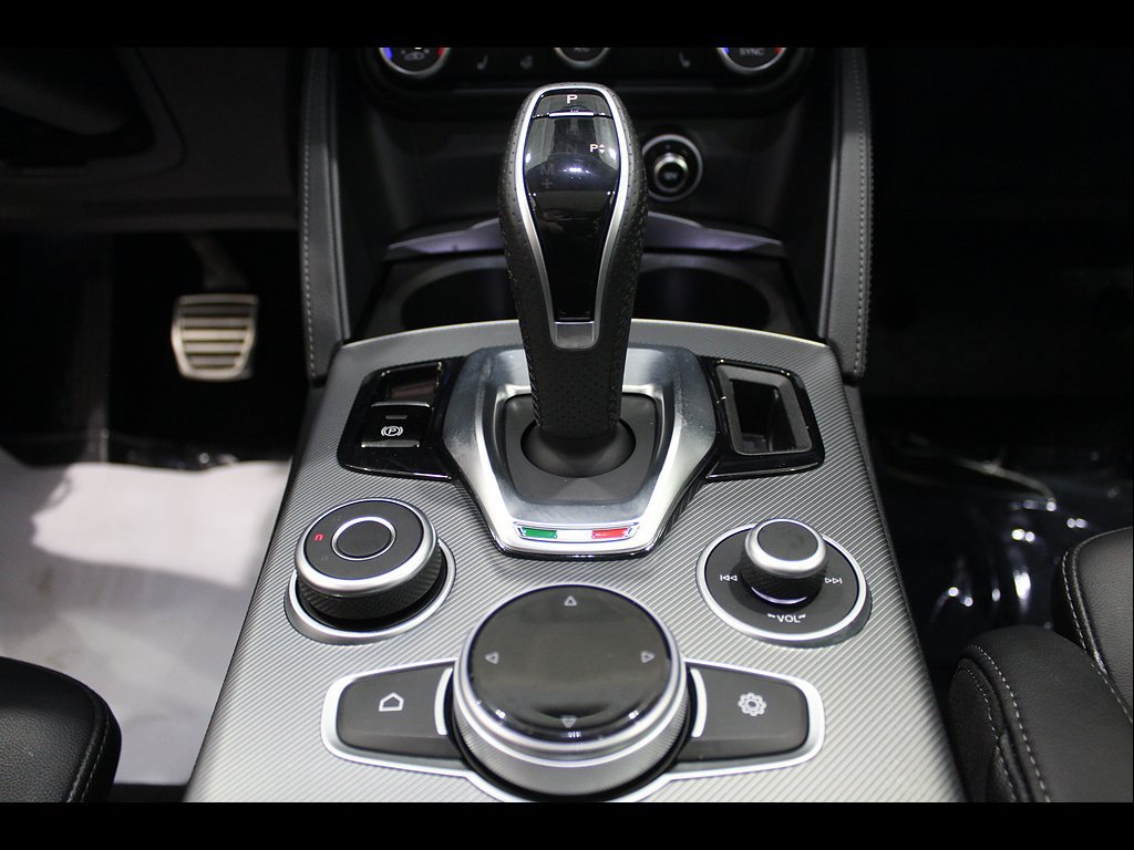 Used 2022 Alfa Romeo Stelvio Veloce AWD/4WD image 31