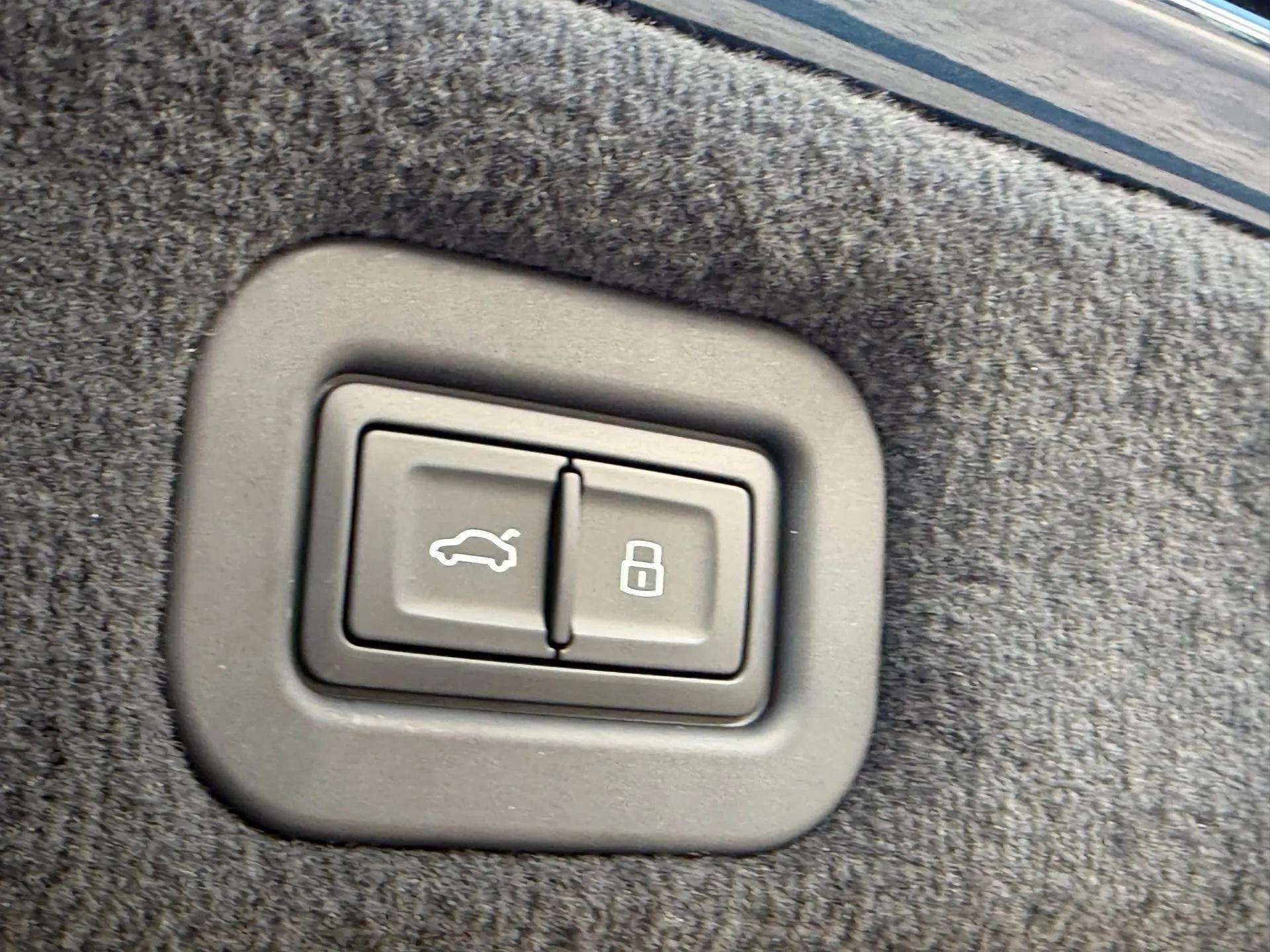 Used 2025 Bentley Flying Spur Plug-In Hybrid AWD/4WD image 67