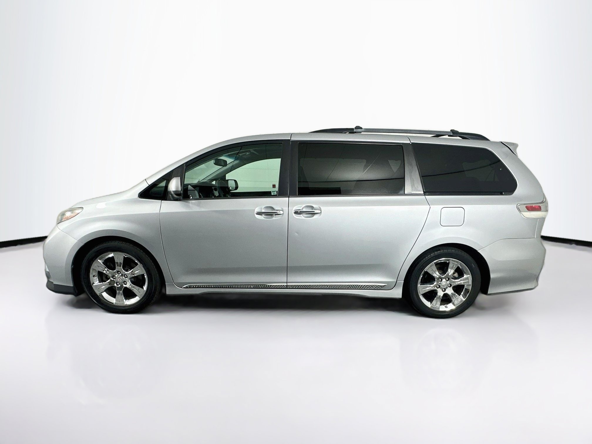 Used 2015 Toyota Sienna SE Premium FWD image 4