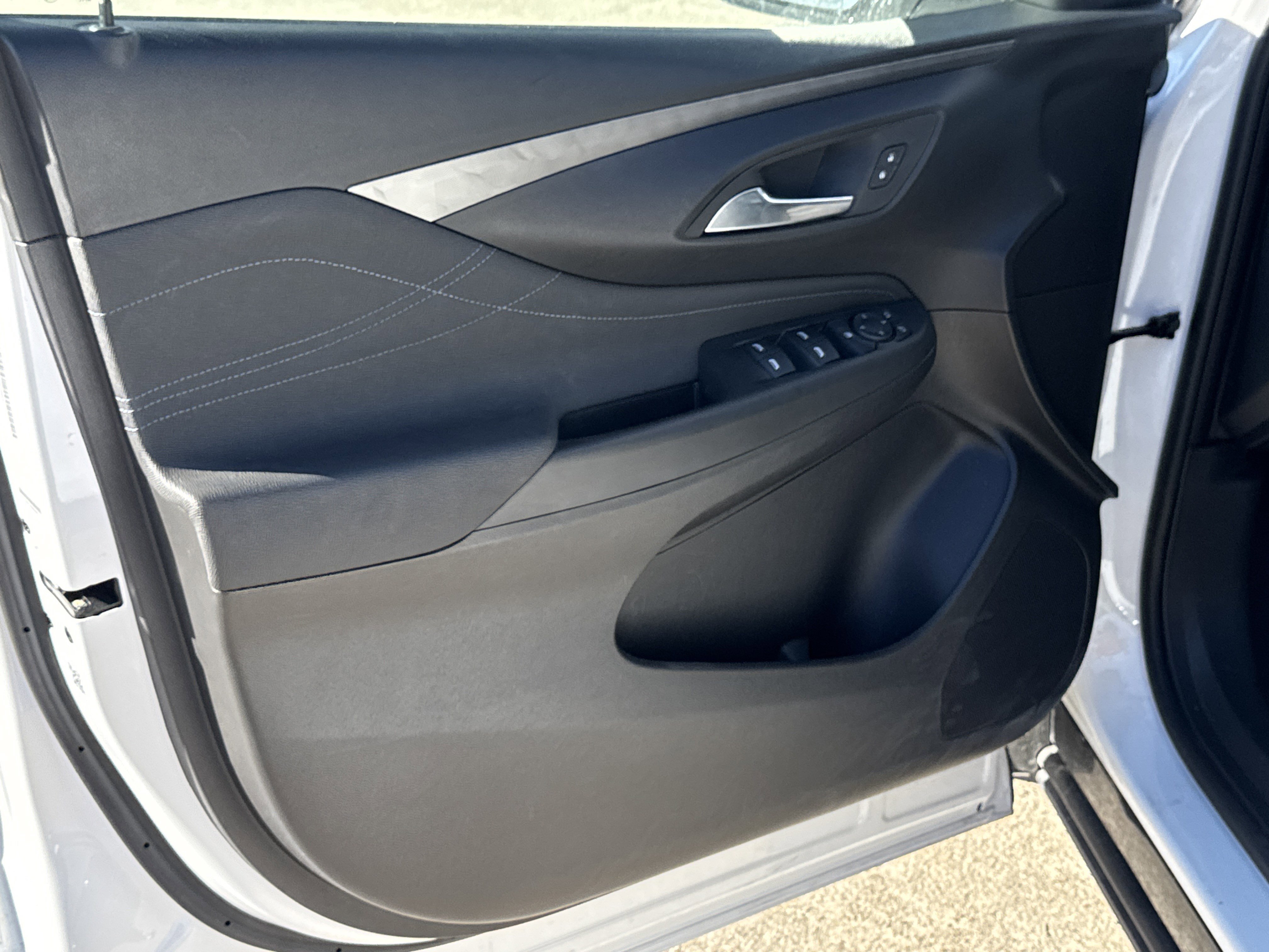 Used 2025 Buick Envista Sport Touring image 3