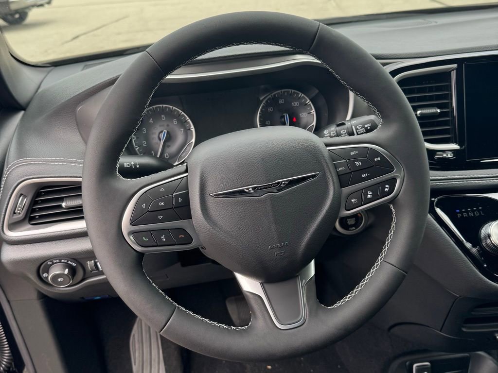 New 2026 Chrysler Pacifica Select image 16