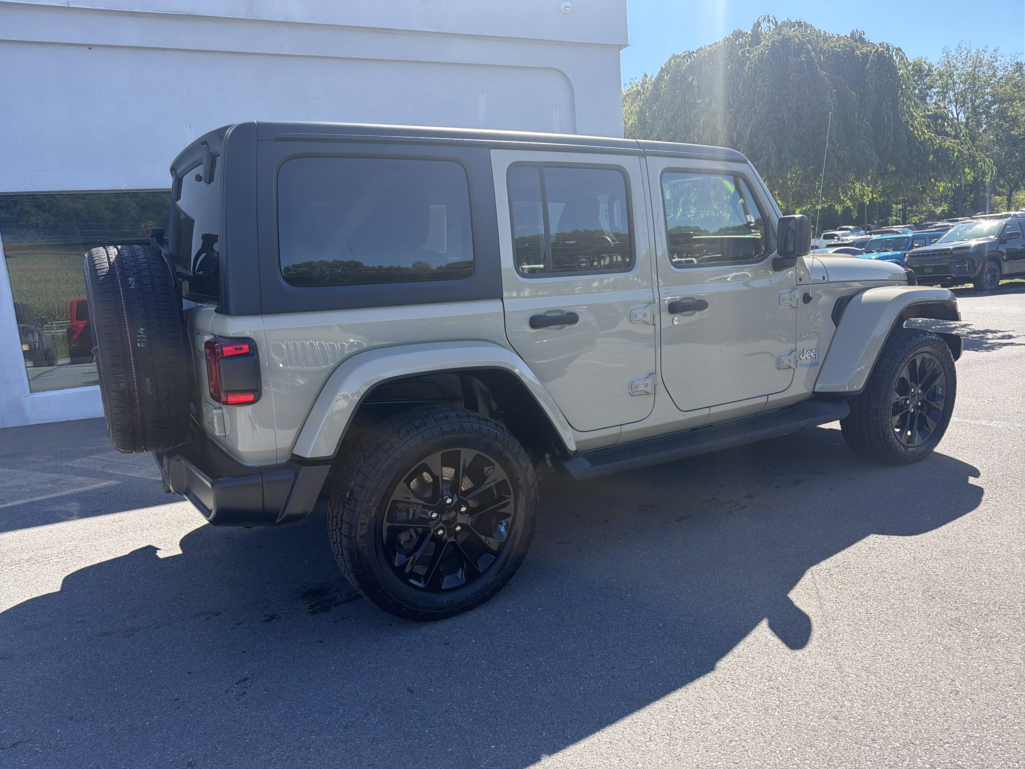 Used 2022 Jeep Wrangler Unlimited Sahara w/ Cold Weather Group AWD/4WD image 3
