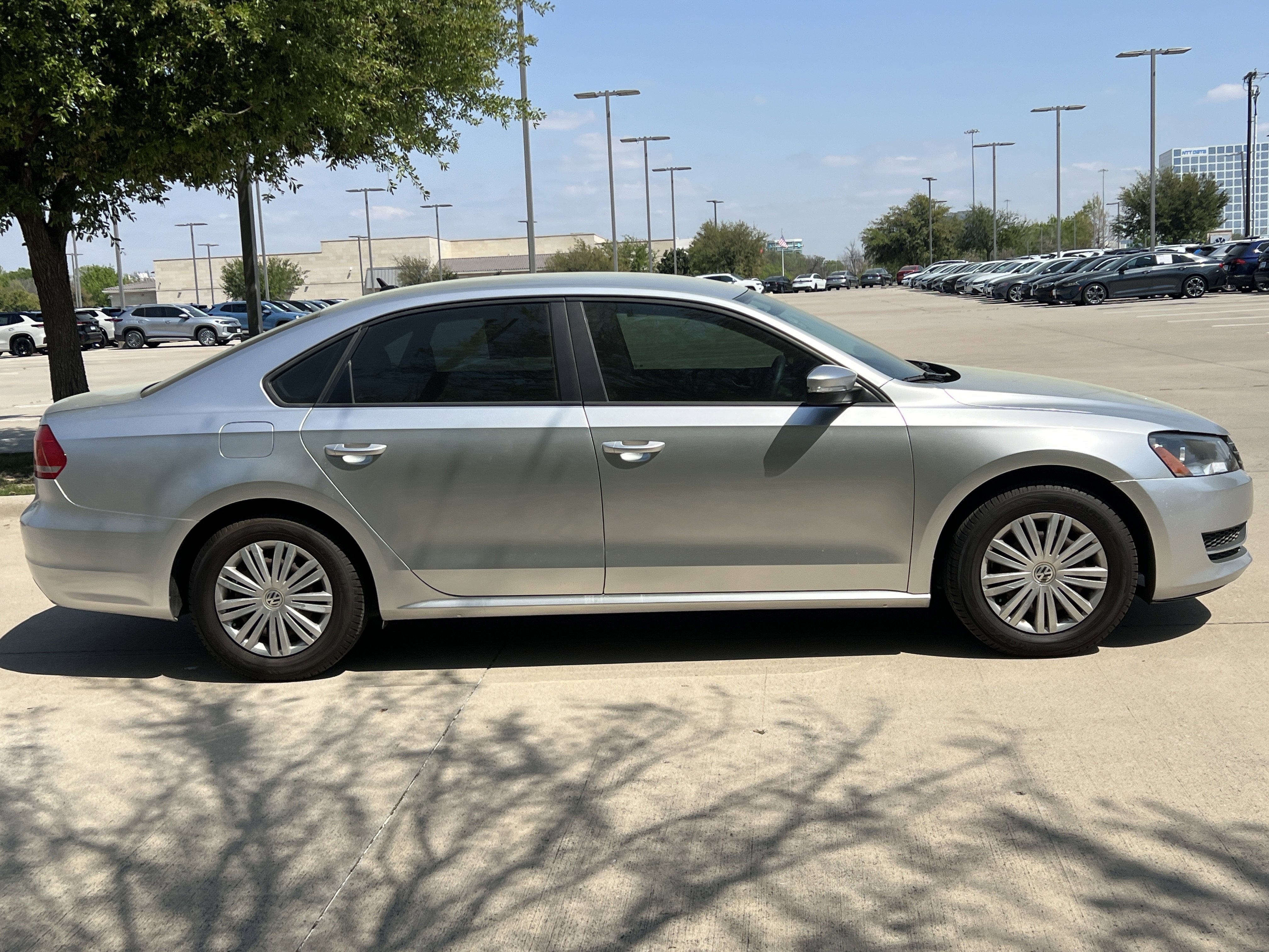 Used 2014 Volkswagen Passat S image 11