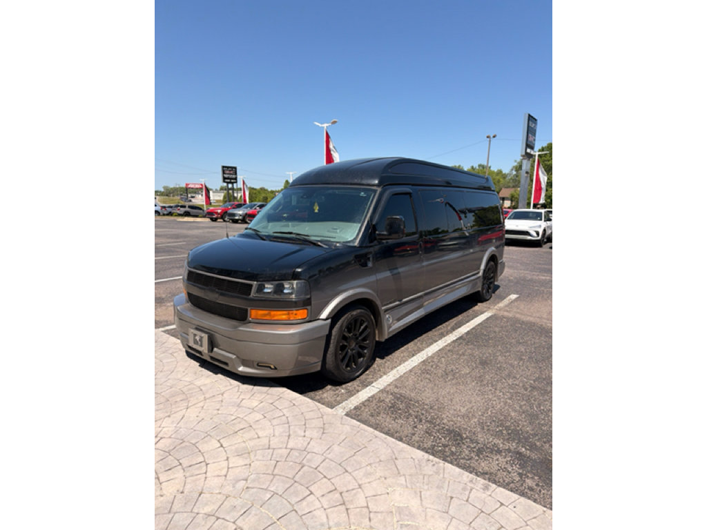 Used 2021 Chevrolet Express 3500 LS w/ Chrome Appearance Package RWD image 2