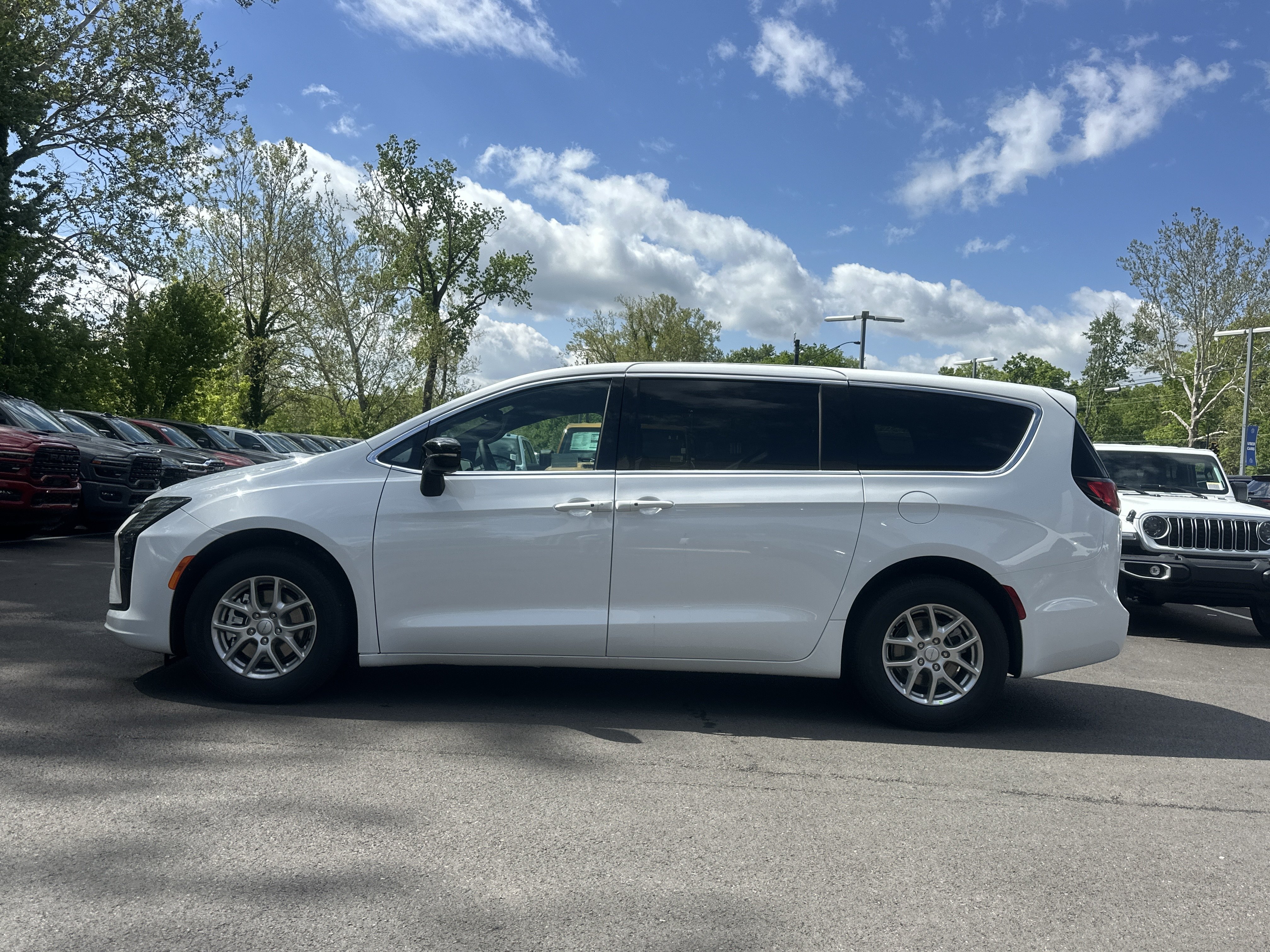 New 2027 Chrysler Pacifica Select FWD image 22