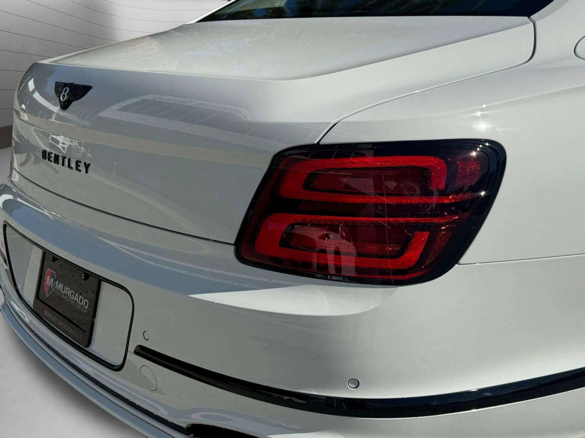 Used 2025 Bentley Flying Spur Plug-In Hybrid image 16