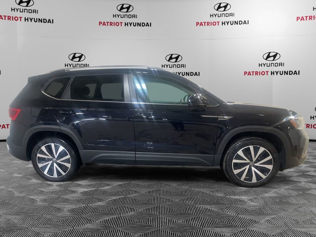 Used 2022 Volkswagen Taos SE image 3