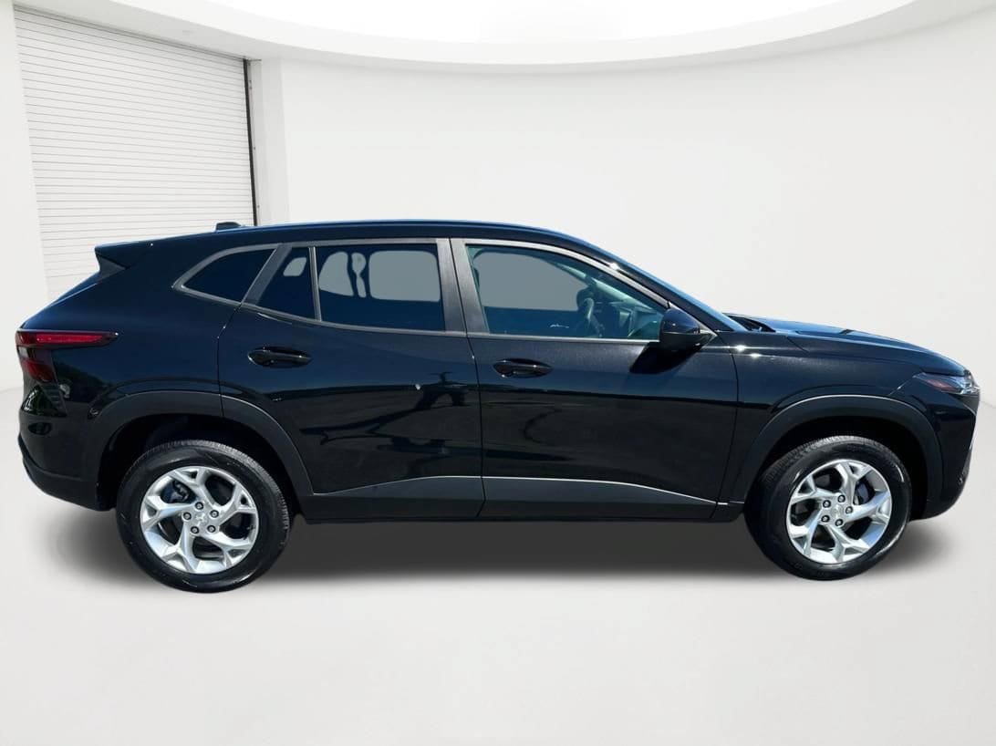 Used 2024 Chevrolet Trax LS w/ LS Convenience Package FWD image 4