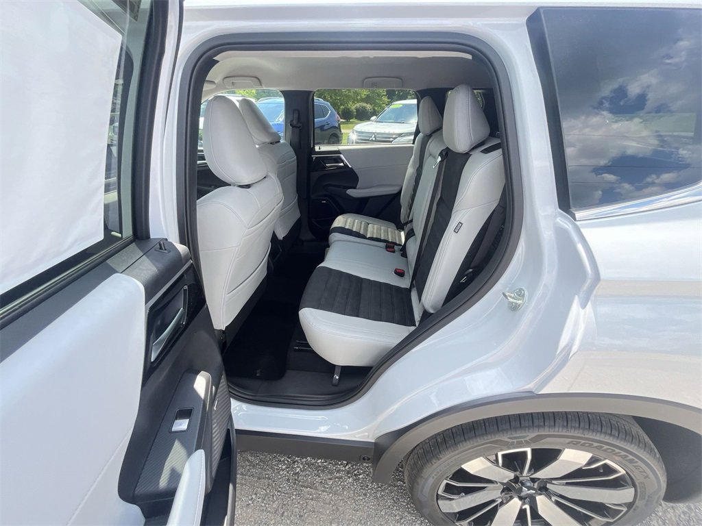 New 2025 Mitsubishi Outlander SE image 22