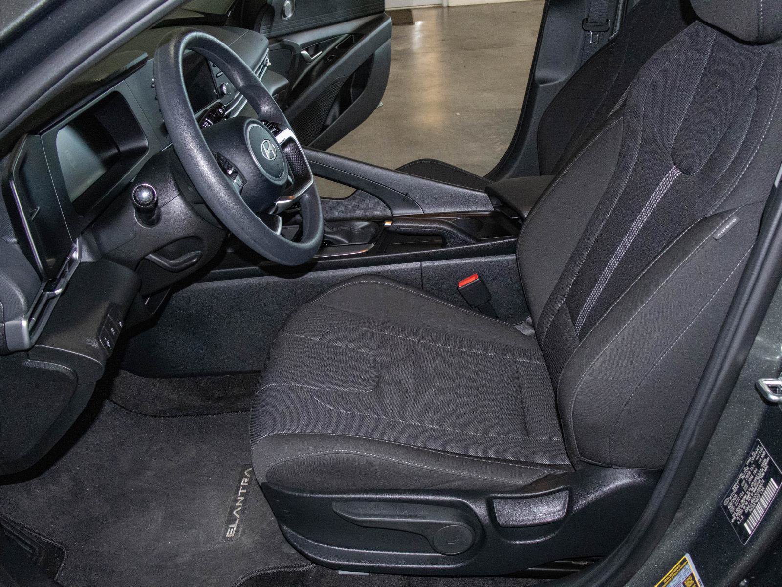 Used 2025 Hyundai Elantra SE FWD image 7