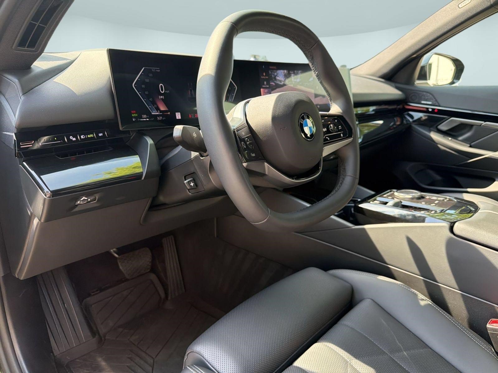 Used 2024 BMW 530i xDrive w/ Premium Package AWD/4WD image 4