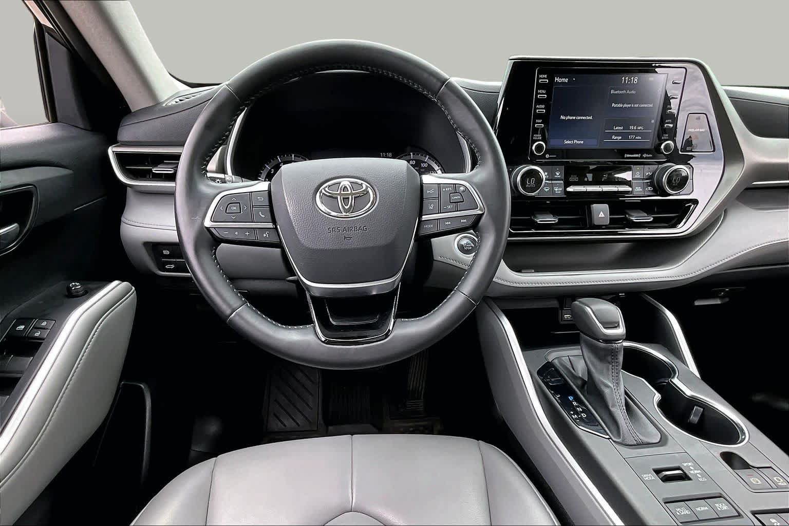 Used 2021 Toyota Highlander XLE AWD/4WD image 6