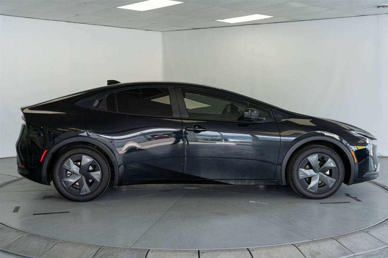 Used 2025 Toyota Prius LE FWD image 9